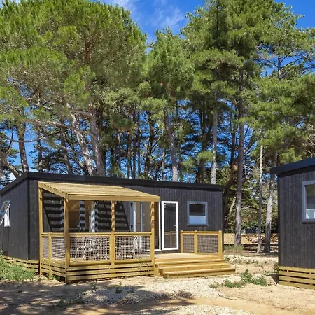 Les Tamarins אתר קמפינג 4*